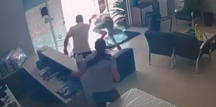 Cena forte: Comerciante reage a assalto, mata bandido e fere outro
