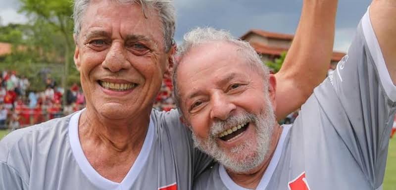 Lula parabeniza Chico Buarque, que completa 77 anos