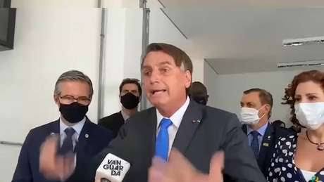 Descontrolado, Bolsonaro grita com jornalista: “cala a boca, merda de imprensa”; veja vídeo