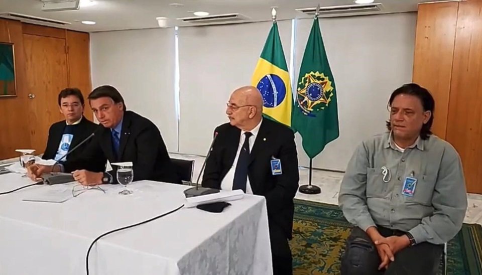 Reunião de Jair Bolsonaro com médicos, em 8 de setembro de 2020; na foto, Osmar Terra está entre o presidente e o virologista Paolo Zanoto