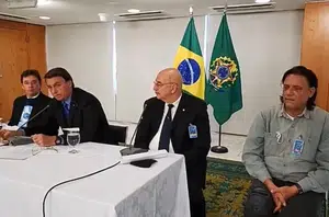 Reunião de Jair Bolsonaro com médicos, em 8 de setembro de 2020; na foto, Osmar Terra está entre o presidente e o virologista Paolo Zanoto(Reprodução)