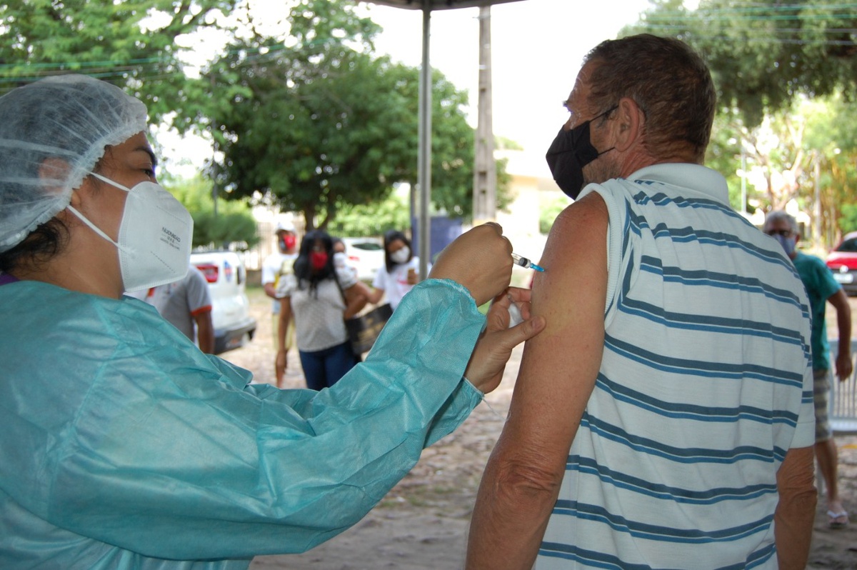 Vacinação contra a Covid em trabalhadores da educação de Teresina