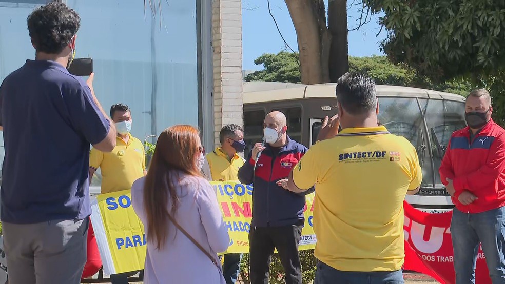 Bancários e trabalhadores dos Correios e Telégrafos do DF protestaram na frente do Ministério da Saúde por vacinação contra a Covid-19