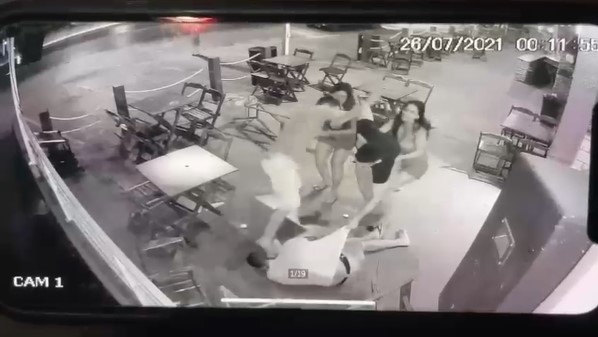 Policial morre espancado durante briga em conveniência; veja vídeo