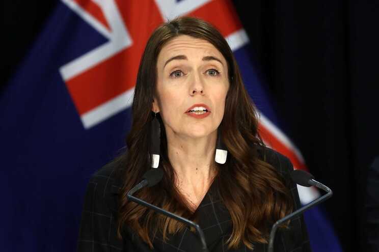 Considerada a artífice dos bons resultados sanitários do país, a primeira-ministra Jacinda Arden foi comparada a seus pares, como o ex-presidente americano Donald Trump e o mandatário brasileiro Jair Bolsonaro, cujos países registraram juntos mais de 1,1 milhão de mortes por infecções do novo coronavírus.