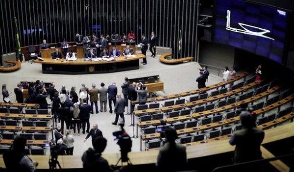 Janela para troca de partidos deve mudar 10% da Câmara