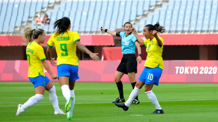 Com dois de Marta, Brasil estreia nas Olimpíadas com goleada sobre a China