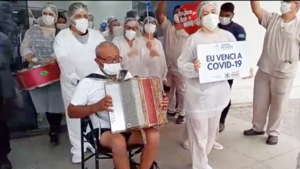 Idoso vence a Covid e sai do hospital tocando sanfona; veja vídeo