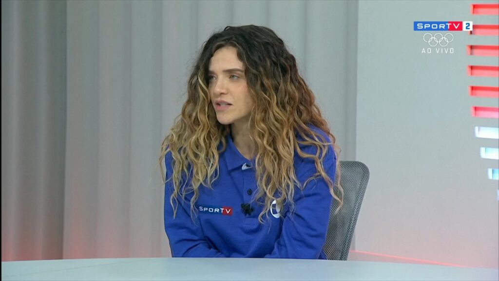 Após comentário machista, jornalista leva invertida ao vivo da skatista Karen Jonz