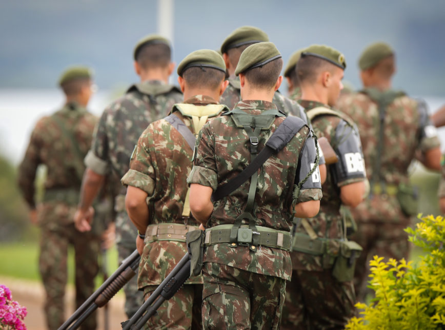 Quase 30 mil militares foram priorizados na vacinação contra Covid; MPF investiga fura-fila