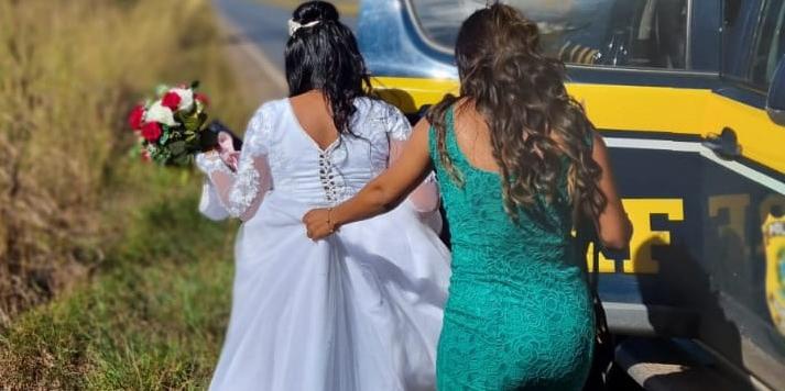 PRF socorre noiva ficou na estrada após carro quebrar em BR, no DF