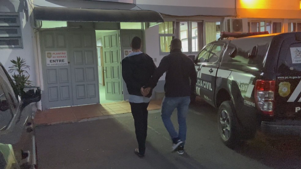 Suspeito é levado algemado para a Delegacia de Polícia, em Bento Gonçalves