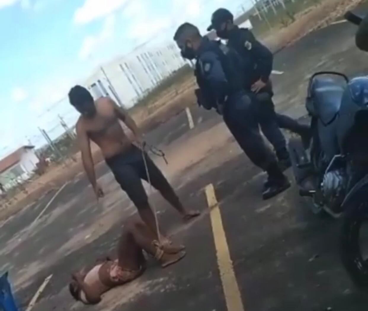 Vídeo: Guarda municipal de Teresina presencia "justiçamento" e nada faz; vítima é uma travesti