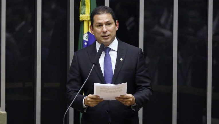 Alvo de Bolsonaro, vice da Câmara sinaliza adesão ao impeachment