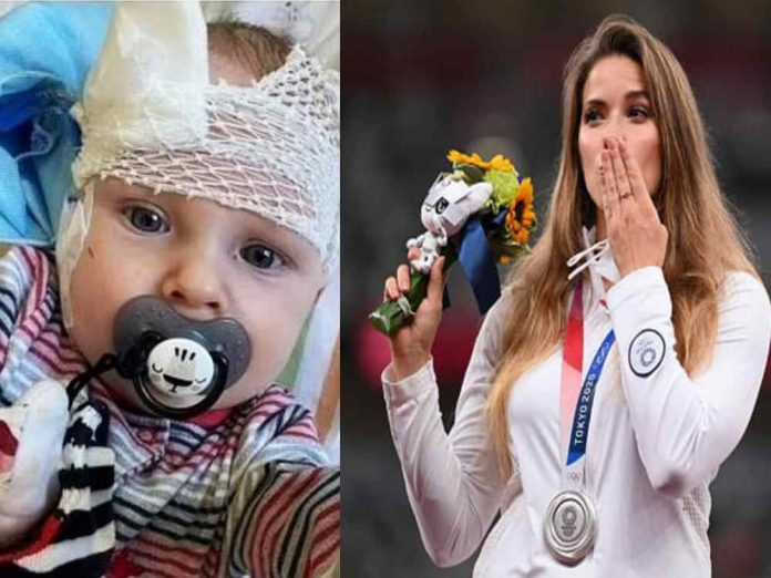A medalhista Maria Andrejczyk e o bebê q
