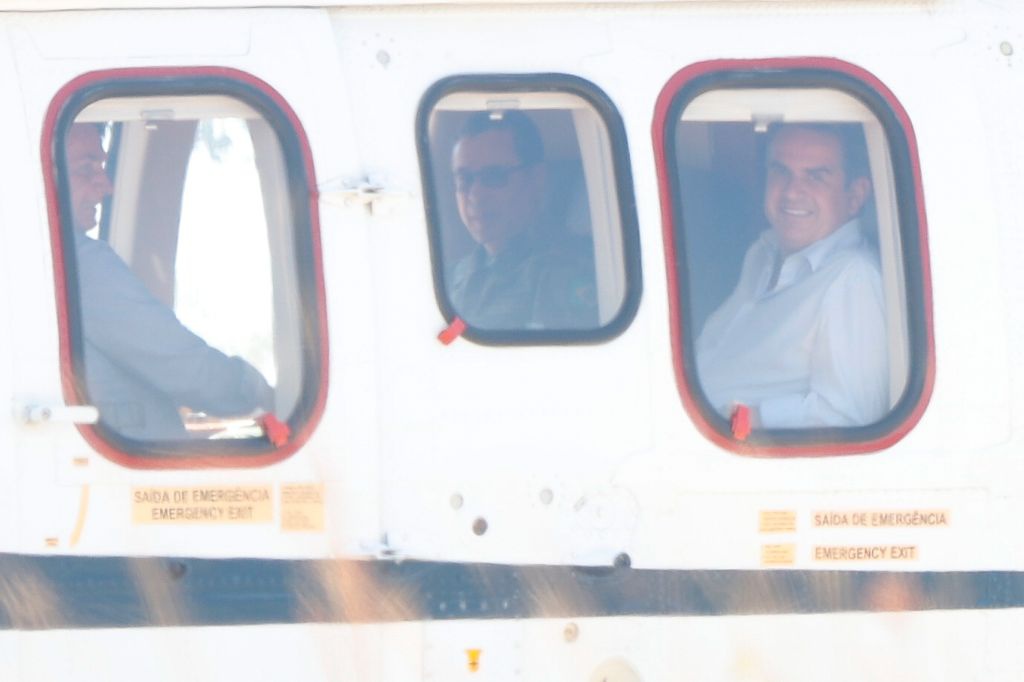 Bolsonaro chega “sorrindo” de helicóptero com Ciro Nogueira