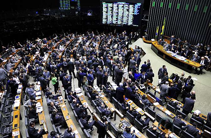 Enquanto o país via tanques em Brasília, deputados tiravam direitos dos trabalhadores