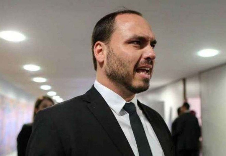 Carlos Bolsonaro liga para o pai com medo de ser preso, afirma jornalista