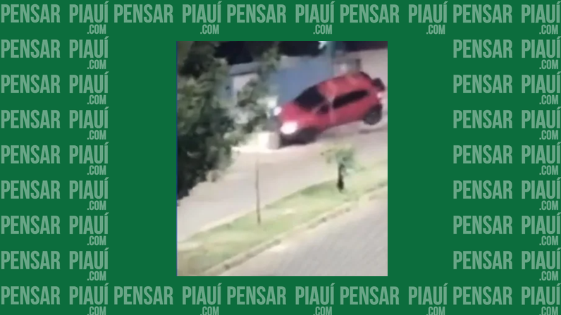 Bandidos roubam veículo de empresário e capotam durante fuga; vídeo