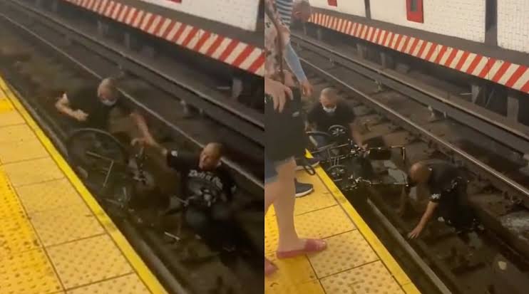 Vídeo mostra homem pulando nos trilhos do metrô para salvar cadeirante; veja