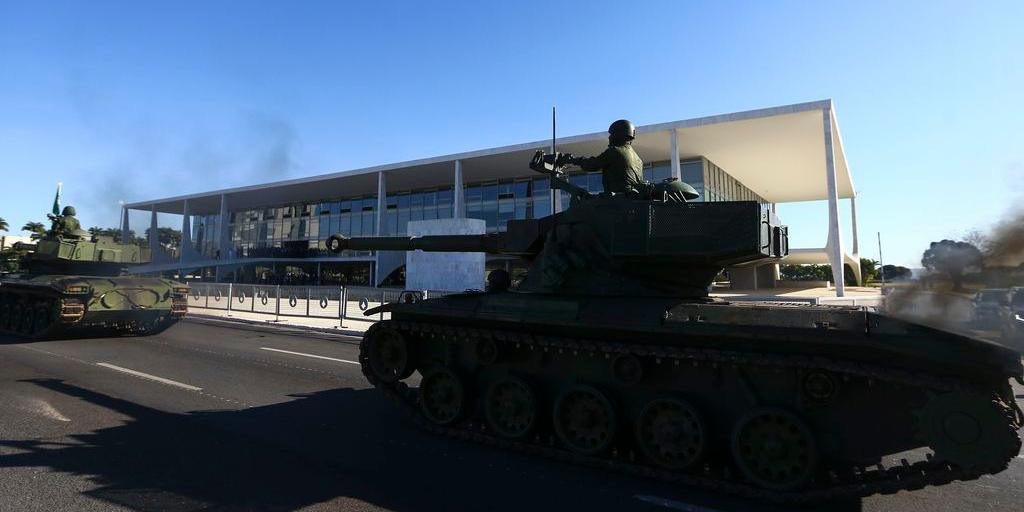 Desfile de tanques militares em Brasília