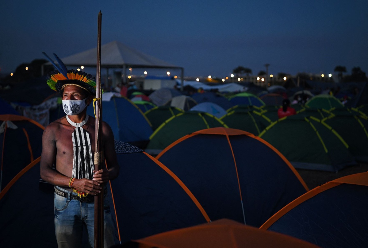 Indígena pataxó no acampamento em Brasília: carta, vigília e manifestação contra marco temporal no STF