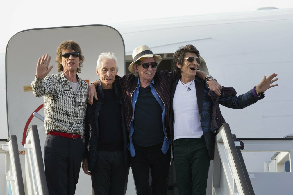 Mick Jagger, Charlie Watts, Keith Richards e Ron Wood posam ao chegar no aeroporto de Havana, em Cuba, em março de 2016