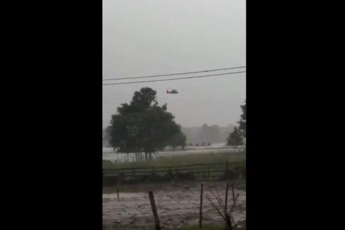 Helicóptero do Exército cai em rio após cinco minutos de decolagem; veja vídeo