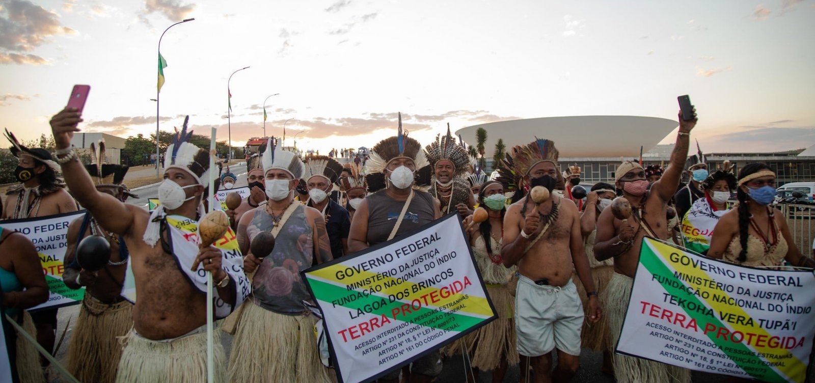 Vídeo: Indígenas fazem vigília na Praça dos 3 Poderes enquanto STF vota marco temporal