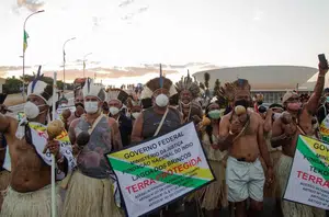 Seis mil indígenas protestam por julgamento que atinge demarcações no país(Gabriel Paiva/Metro 1)