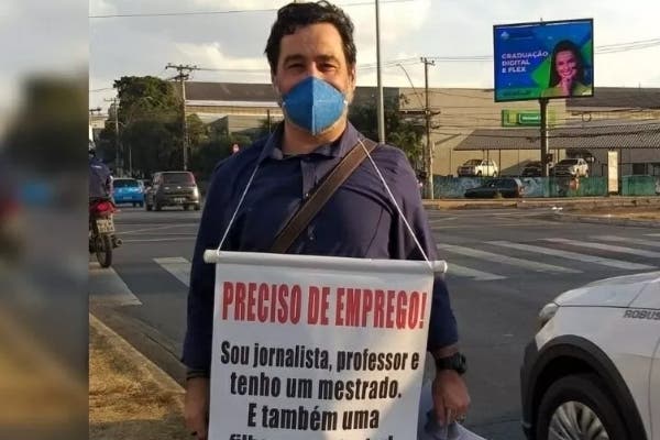 Professor com mestrado usa cartaz para pedir emprego no sinal: ‘Você pode me ajudar?’