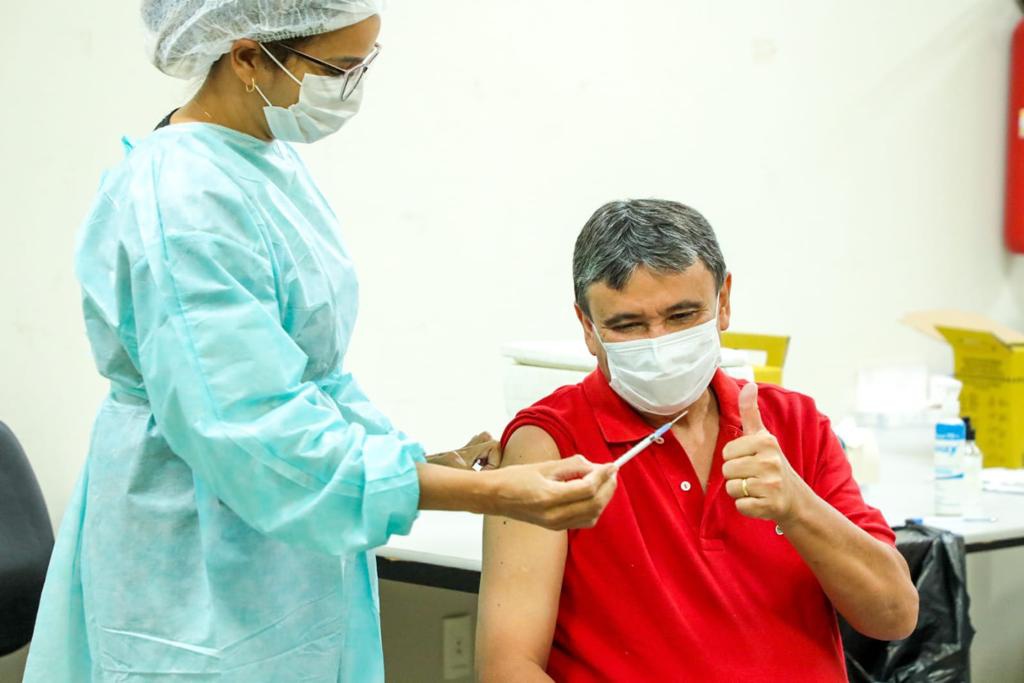 Wellington Dias tomando a segunda dose da vacina contra o novo coronavírus