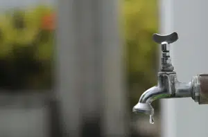 A falta de água acontece durante limpeza de reservatório(Reprodução)
