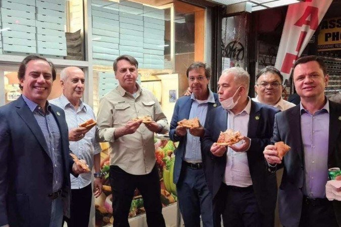 Sem poder entrar em restaurante, Bolsonaro come pizza na rua nos EUA