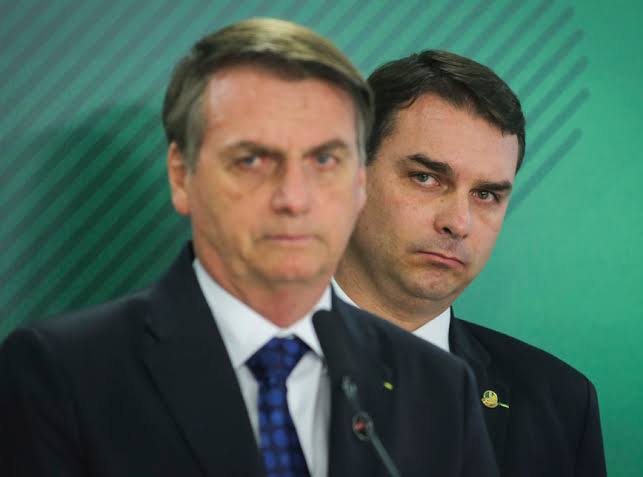 O recuo de Bolsonaro no golpismo coincide com julgamento do foro de Flávio