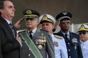Bolsonaro e militares(Rede Brasil Atual)