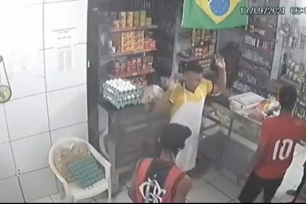 Vídeo: Ladrão beija mão de atendente de caixa após assaltar padaria