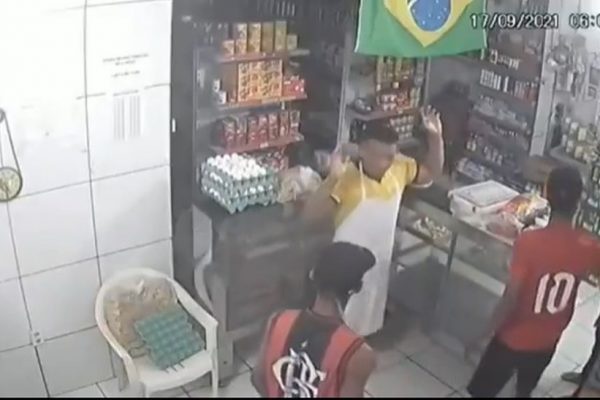Câmeras de segurança do estabelecimento registraram a ação