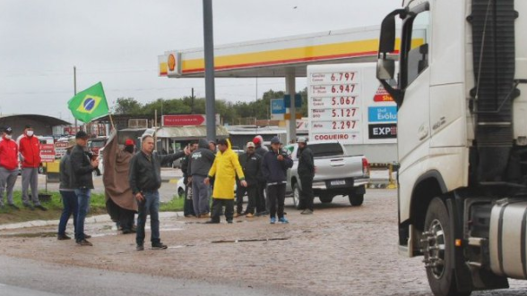 Caminhoneiros fazem bloqueios em rodovias federais de 15 estados; Sindicato é contra