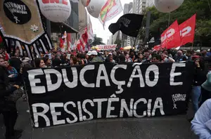 Estudantes saem às ruas contra cortes na Educação(Catraca Livre)