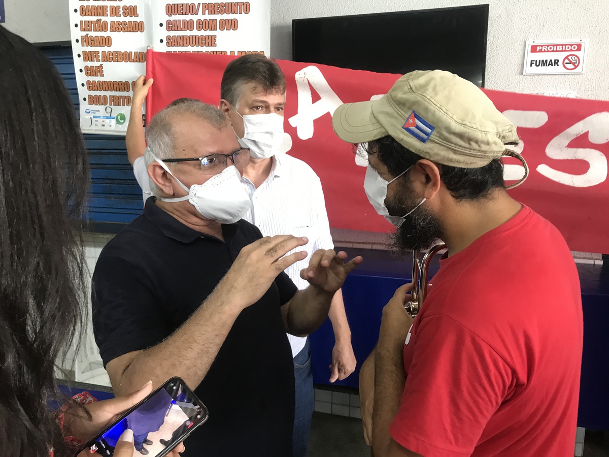 Fabiano em conversa com o professor Marcelino Fonteles, no Mercado da Piçarra