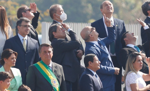No 1º discurso do dia, Bolsonaro faz novas ameaças à democracia