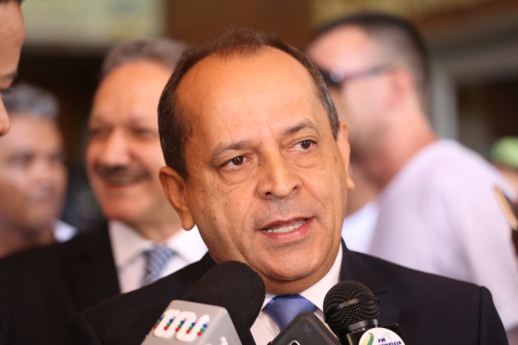 Hélio Isaias deixa base do Governo