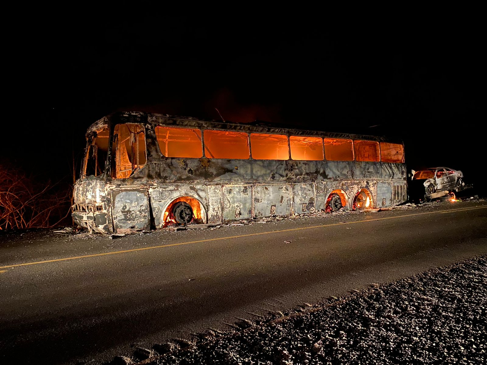 Ônibus e carro pegam fogo e ficam destruídos em Ipiranga do Piauí