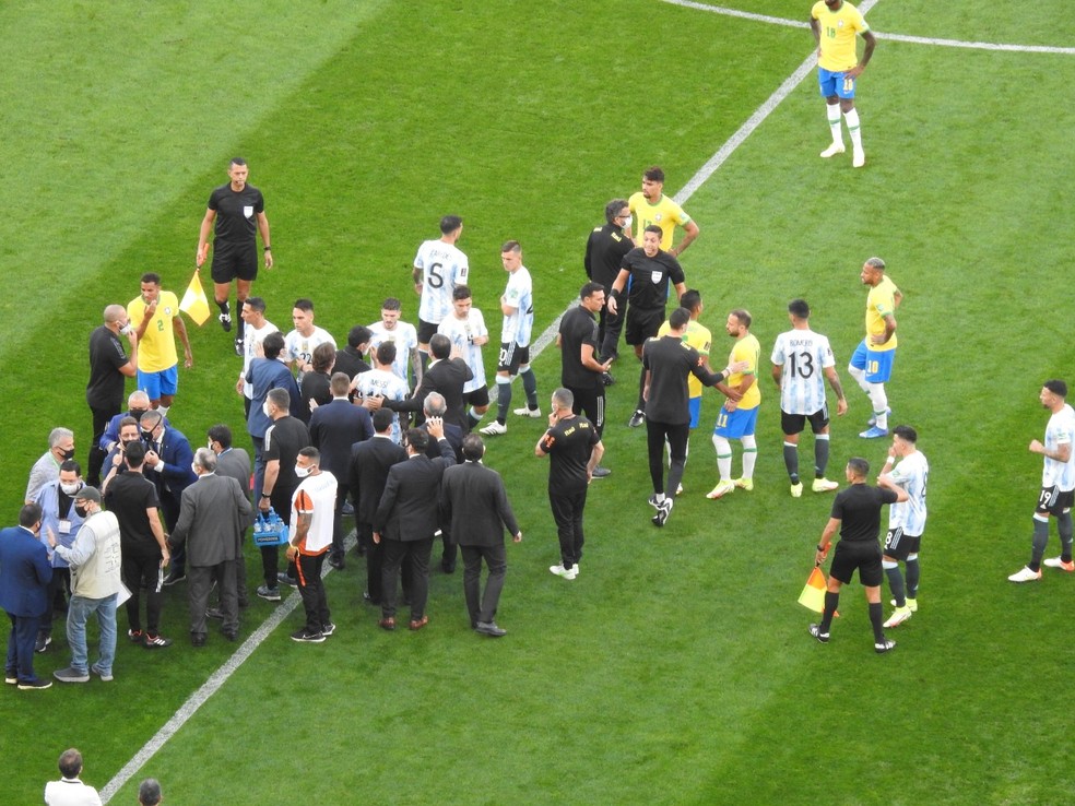 Anvisa entra em campo, interrompem partida e Messi protesta: "Por que não autuaram antes?"