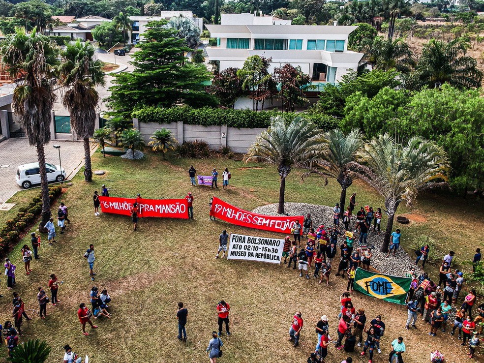 MTST faz protesto em frente à mansão de Flávio Bolsonaro em Brasília