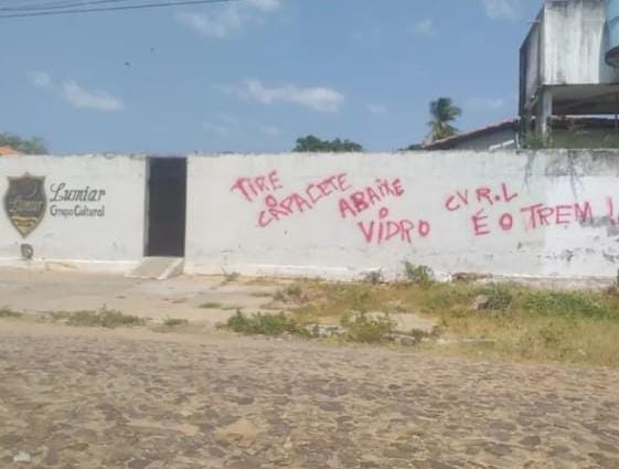 "Tire o capacete, abaixe o vidro" é o que ordena inscrição em muros na cidade de Parnaíba