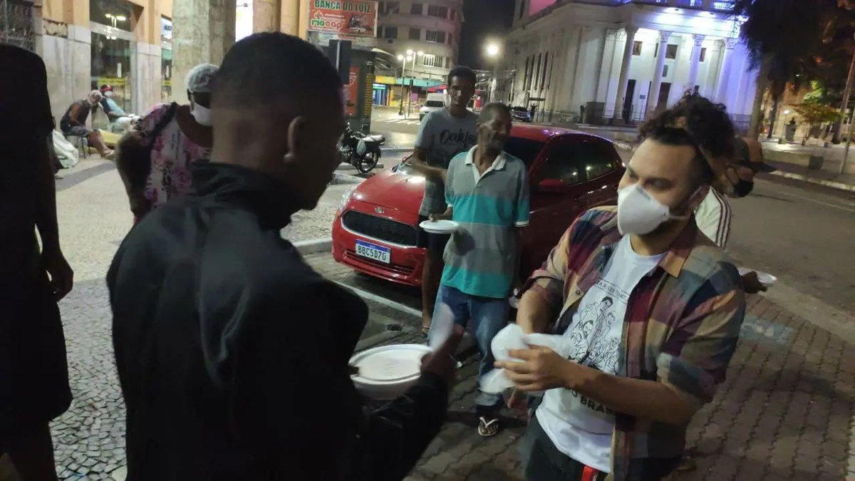 Petroleiros do Sindpetro-NF distribuem marmitas em Campos-RJ
