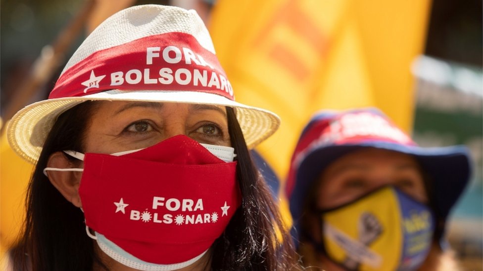 Protesto contra Bolsonaro em Brasília no mês de agosto; pesquisas eleitorais mostram liderança do petista Luís Inácio Lula da Silva e desvantagem do atual presidente