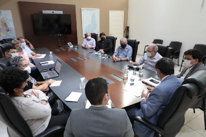 Reunião com representantes dos órgãos da administração estadual que atuam na construção e recuperação de estradas